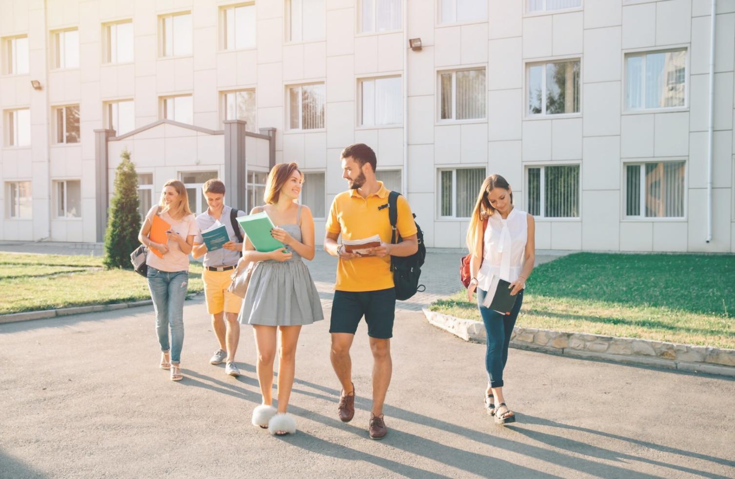 Деловая встреча финансовых специалистов за круглым столом