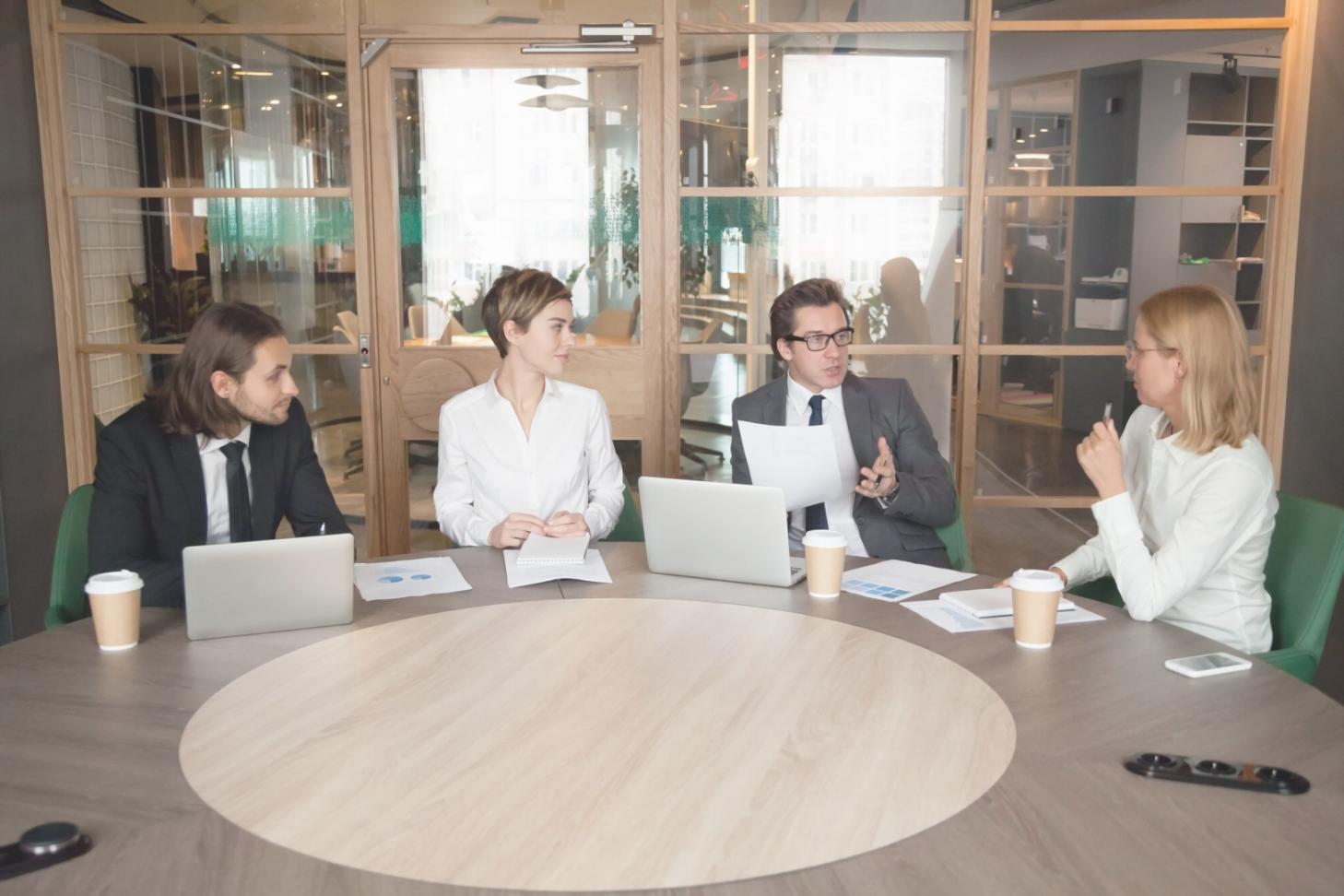 Участники мастер-класса по финансовым переговорам обсуждают стратегии